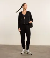 Pantalón deportivo negro, modelo jogger, confeccionado en microfibra con viscosa certificada. Tiene cintura elástica y bolsillos.