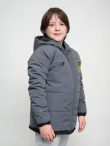 Campera gris con capucha y cierre frontal, con costuras horizontales y logo del Club Atlético Peñarol en el pecho.