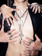 Collar plateado con cadena de acero quirúrgico, dije de concha marina y detalles de acero quirúrgico.