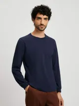 Camiseta básica de manga larga color azul marino, de corte recto y cuello redondo.