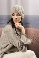 Gorro de lana tejido a mano en marrón y blanco. Accesorio unisex de tejido flexible que se adapta a todos los tamaños. Hecho 100% en Uruguay.