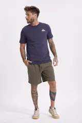 Remera blanca de algodón con cuello redondo y estampado pequeño de una moto en el pecho.