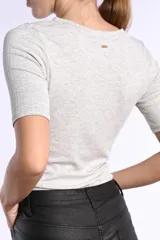 Remera gris de viscosa con elastano, corte ajustado y mangas cortas.