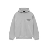 Hoodie gris con logo "Essentials Fear of God" estampado en el pecho, bolsillo tipo canguro y etiqueta de goma en la capucha.