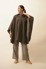 Poncho unisex de lana fina color marrón claro, con cuello polo, cartera con broches a presión y bolsillo ojal.