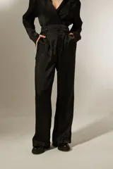 Pantalón negro ancho de poliéster con pinzas y calce alto.