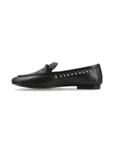 Mocasín de cuero negro con apliques de tachas plateadas y hebilla metálica.
