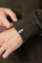 Sweater negro de tejido de punto grueso, corte holgado y cuello redondo.