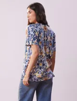 Blusa de algodón estampada marca Cupio, con cuello a la base y manga corta.