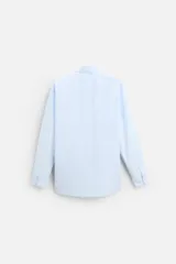 Camisa celeste a rayas verticales, de corte regular, confeccionada en algodón, con cuello italiano, manga larga con puños abotonados y cierre frontal con botones.
