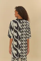 Vestido estilo camiseta de viscosa con estampado de panteras en blanco y negro, corte holgado y manga corta.
