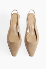 Zapato destalonado color beige de gamuza, con punta fina, tira trasera con elástico y taco kitten.