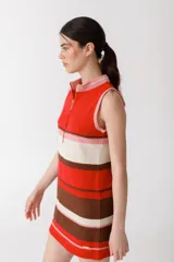 Vestido corto de punto con rayas horizontales en color rojo, marrón, beige y rosa. Tiene cuello alto con cierre de cremallera dorada y diseño sin mangas.