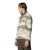 Buzo polar Columbia de hombre con estampado de camuflaje en tonos beige, gris y verde. Tiene cuello alto con cierre de botones a presión, bolsillo en el pecho con cierre de cremallera y logo de la marca bordado.