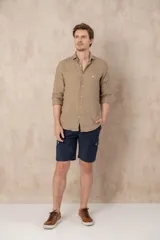 Camisa de manga larga color beige confeccionada 100% en lino, con cuello Hudson y corte slim fit.