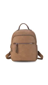 Mochila color caramelo de símil cuero, con dos bolsillos frontales con cierre y bolsillos laterales abiertos. Interior forrado con dos bolsillos con cierre y uno abierto. Tiene asa de mano y correas regulables.