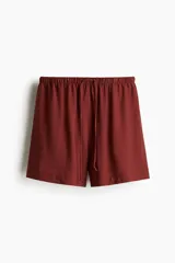 Short color ladrillo de lino con cintura elástica y cordón ajustable.