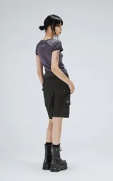 Remera violeta de manga corta, cuello redondo y corte ajustado.