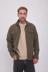 Sobrecamisa verde oliva de manga larga con cuello de camisa, cierre con botones y dos bolsillos frontales con solapa abotonada.