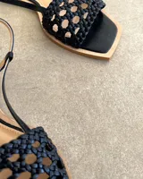 Chatas de cuero vacuno, con diseño trenzado y suela plana.