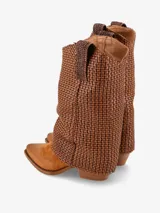 Bota de caña media color negro con detalle de tramado en los laterales. Diseño de punta fina y taco ancho bajo. Confeccionada 100% en cuero.