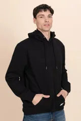 Hoodie negro de corte clásico con capucha y cordones ajustables, bolsillo tipo canguro y puños y cintura acanalados.