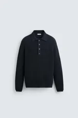 Polo de hombre regular fit, de punto tejido en hilatura con mezcla de algodón. Cuello solapa con cierre frontal de botonadura, manga larga y acabados en rib.