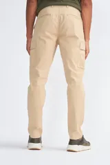 Pantalón cargo color beige, de corte recto, con bolsillos laterales y traseros.