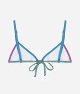 Top de bikini triangular blanco con contorno azul y breteles finos ajustables.