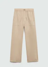 Pantalón color beige de corte recto, tiro medio, con bolsillos delanteros y traseros.
