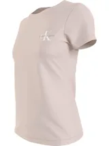 Pack de dos remeras Calvin Klein de corte slim, cuello redondo y manga corta. Incluye una remera color beige con logo blanco y una remera blanca con logo negro.