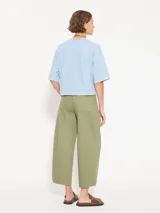 Pantalón ancho color rosa, confeccionado en algodón, con cinco bolsillos y largo al tobillo.