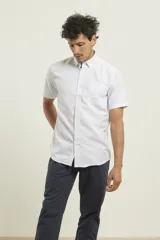 Camisa blanca de manga corta con estampado de lunares pequeños en azul.