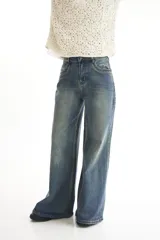 Pantalón de jean celeste de corte extra wide leg.