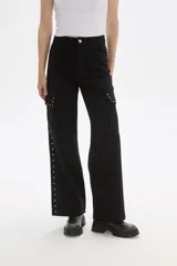 Pantalón de algodón color blanco, de corte ancho y tiro alto, con bolsillos laterales y detalle de tachas metálicas en los laterales.