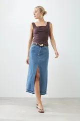 Falda larga de jean azul con abertura frontal y ruedo desflecado.