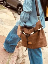 Bolso marrón de cuero gamuzado con correa bandolera de cuero marrón y detalle de cuero con estampado animal print.