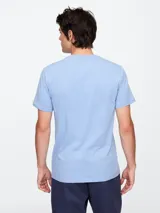 Remera celeste de algodón con cuello redondo y logo de Gap con el skyline de Nueva York estampado en azul.