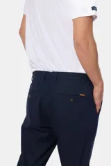 Pantalón de lino color beige, de corte recto y cintura elastizada.