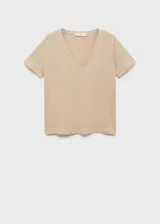 Camiseta color beige de manga corta con cuello pico.