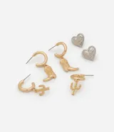 Set de tres pares de aros de bisutería dorados y plateados. Incluye dos aros tipo argolla con dijes colgantes de bota campera y cactus, y un par de aros tipo botón con forma de corazón.