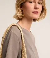 Blusa femenina confeccionada en algodón más sostenible, cuello redondo, manga corta con efecto desteñido.