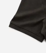 Polo de hombre de manga corta, color beige claro, con cuello mao y tapeta de dos botones.