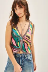 Chaleco tejido con apliques de lentejuelas y detalles en rib con lurex.