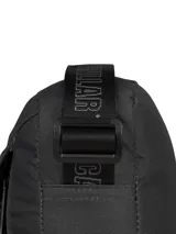Bolso bandolera unisex CAT Explorer, color negro, con logo reflectante y detalles de cordones. Cuenta con compartimento principal con bolsillo interior, bolsillo delantero con cordón para llavero y correa ajustable para el hombro.
