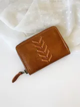 Billetera pequeña de cuero color marrón con cierre metálico y diseño de espiga. Incluye monedero interno.