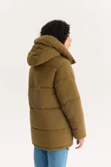 Campera puffer color marrón con capucha y cierre frontal.
