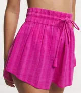 Short de playa fucsia de algodón texturizado, con cintura elástica y lazo ajustable.