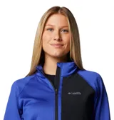 Campera polar Columbia Titanium azul con detalles en negro, cierre frontal completo, bolsillo en el pecho con cremallera, bolsillos laterales con cremallera, orificios para los pulgares en los puños y tecnología Omni-Wick.
