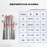 Pantalón deportivo gris claro, estilo cargo o jogging, con franjas negras verticales en los laterales de las piernas. Posee tobillos regulables y cintura ajustable.